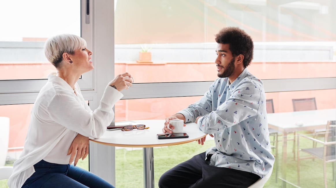 constructive-feedback-two-colleagues-at-coffee-table