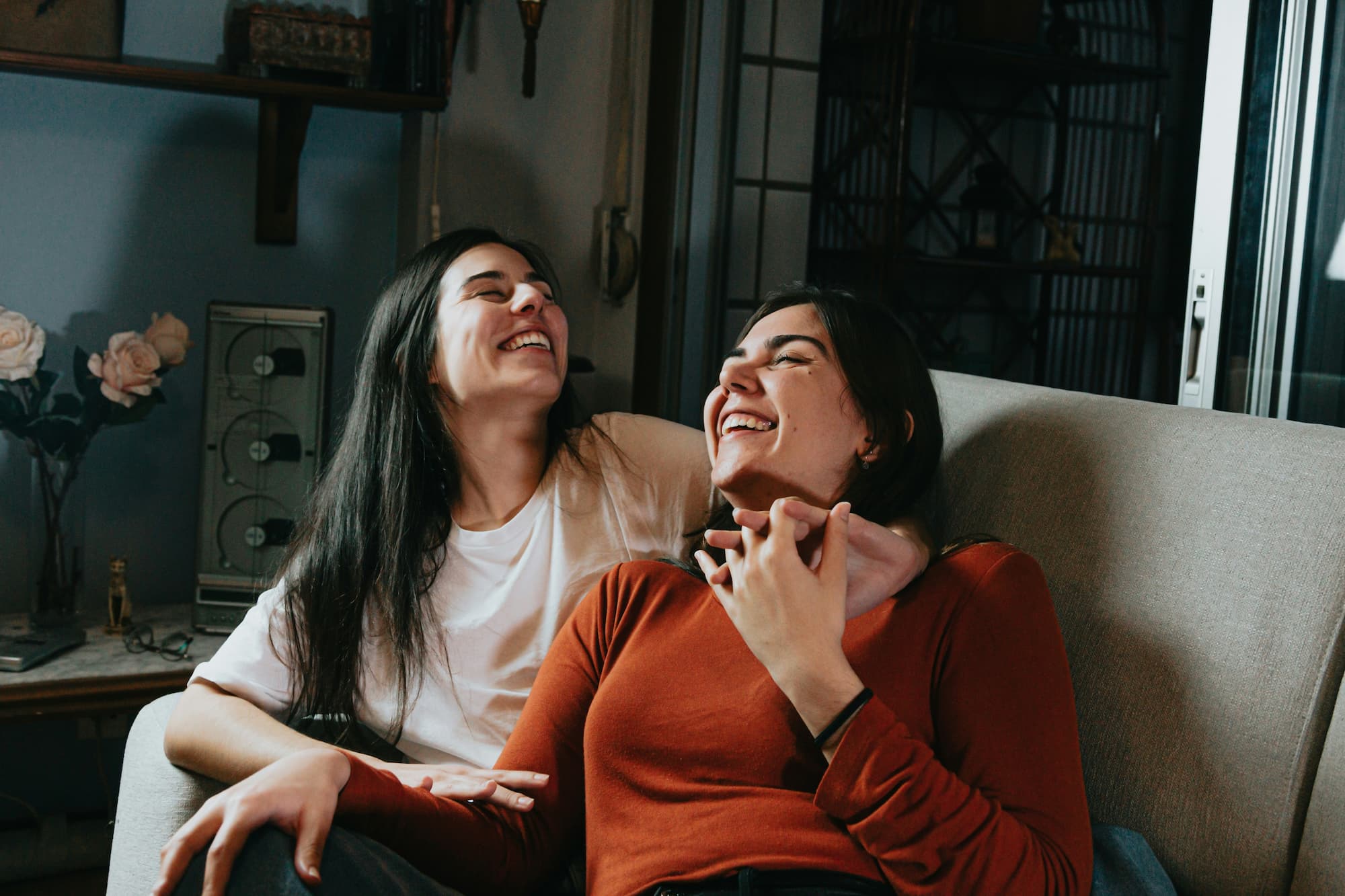 couple-on-couch-displaying-types-of-relationships