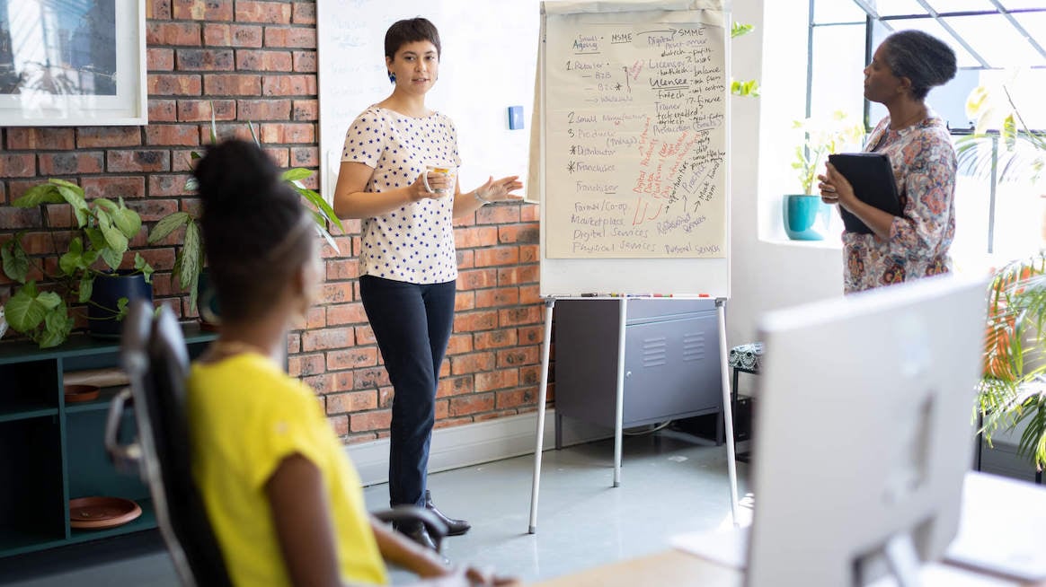 feedback-sandwich-colleagues-in-presentation-together