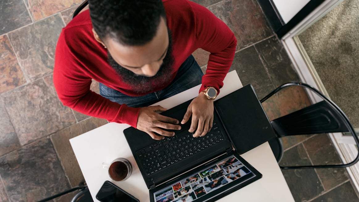 man-works-remotely-with-coworkers-on-screen-hybrid-work-lessons