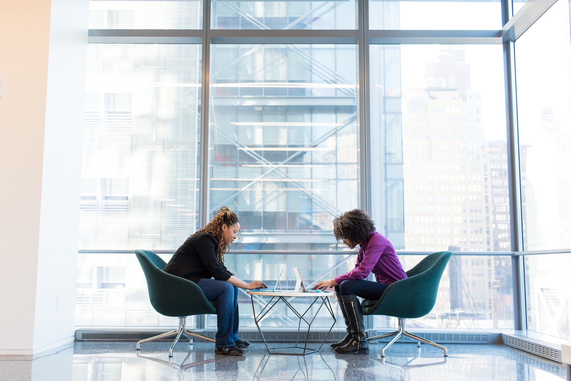 two-women-in-the-middle-of-a-negotiation-negotiation-tactics