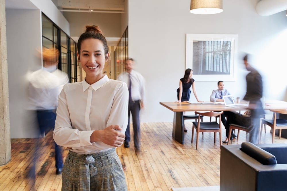 woman-at-office-how-to-avoid-distractions
